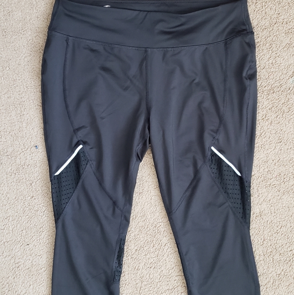 Avia black capri leggings